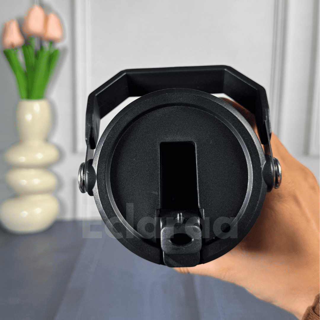 Black insulated 900ml tumbler with lid closeup